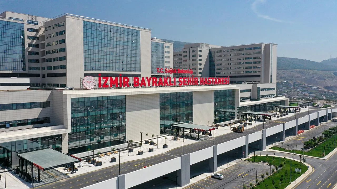 İzmir Bayraklı Şehir Hastanesi cephesi